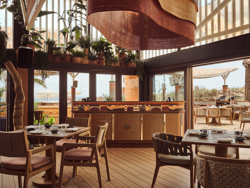 Interior de The Site, restaurante de playa de Bless, diseñado por Cidón