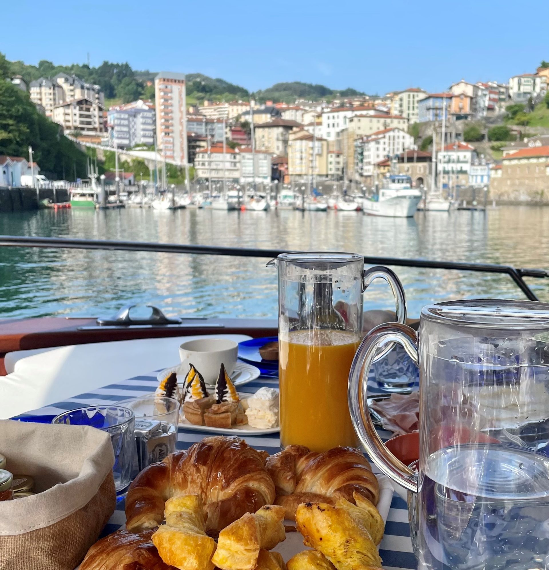Desayuno a bordo de Laukariz en el Puerto de Motrico