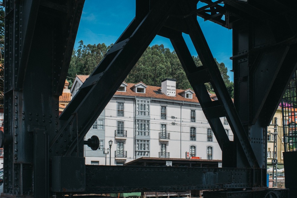 Seaside hotel Gran Hotel Brillante in Asturias surrounded by cliffs and greenery
