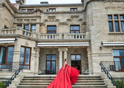 Nieves Álvarez en las escaleras de Palacio Arriluce Hotel