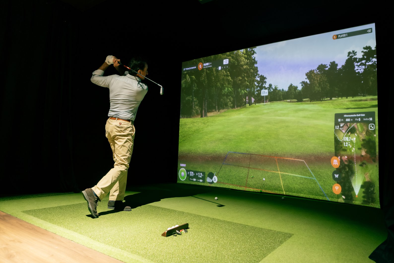 Gonzalo Fernández-Castaño golpea la bola en un simulador de golf Trackman de Socket, en Madrid, durante el evento de Torre Castelló